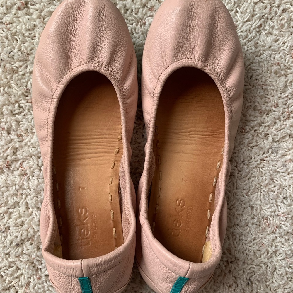 Size 7 light pink Tieks